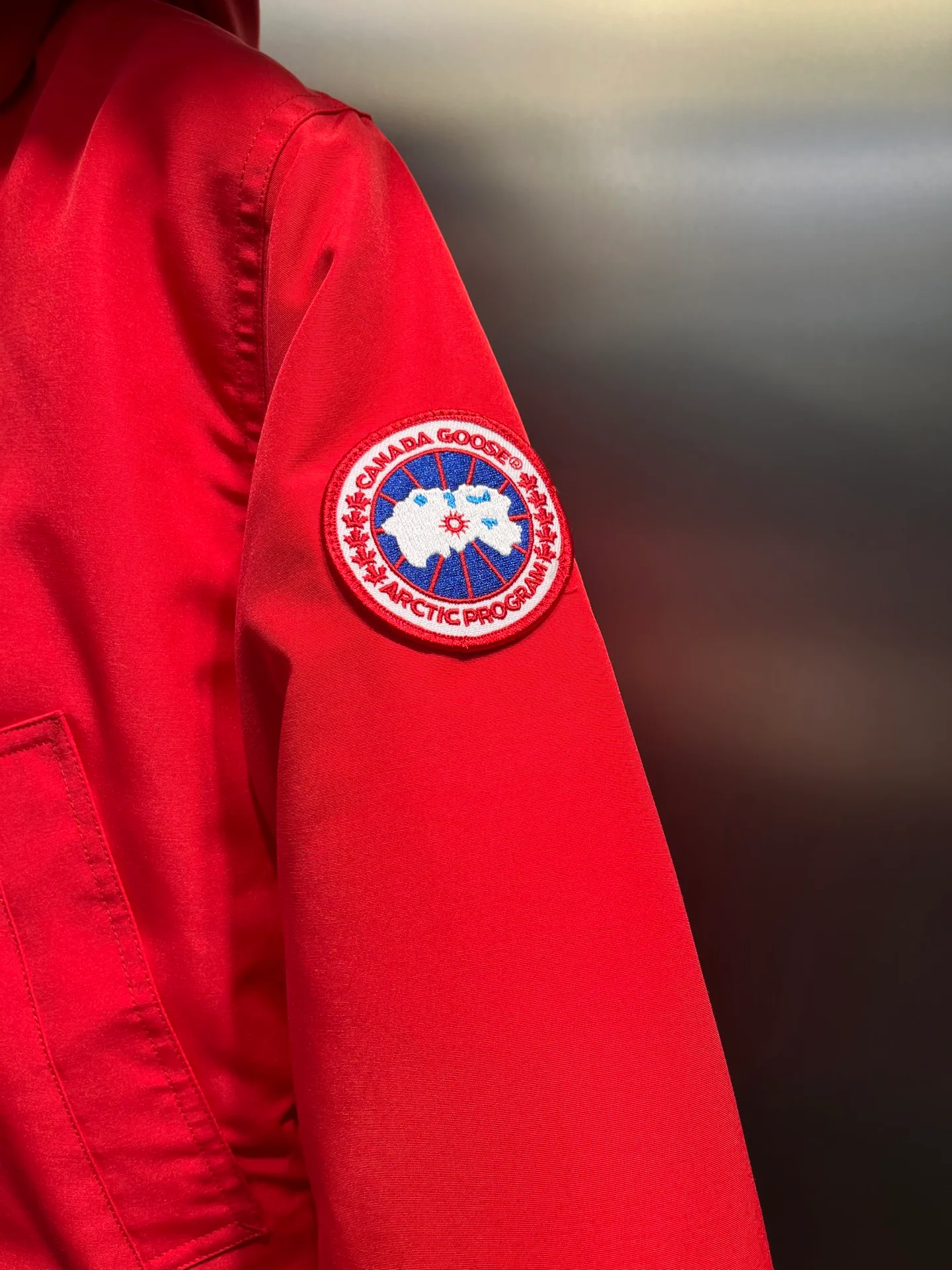 P840 Canada goose🌟 Canada Goose 07 models All in stock, 6 colors, I will never stop stocking this winter All original factory customization All details strictly required have been corrected since the beginning of this year Detachable fur collar! The workmanship and wiring are very straight! A big goose is enough for a winter. Size: 1. 90% white duck down from a conscientious manufacturer (some people brag about their own goose down, please search it on your own. Goose down is warmer and less fluffy than duck down, so good down jackets are all white duck down. There is no such thing as white goose down) 2. Upgraded fabrics with moderate hardness, waterproof, windproof and anti-fouling (Arctic Tech fabrics imported from South Korea are not comparable to fabrics dyed by some small workshops) 3. YKK No. 10 authentic zippers (Japanese customized YKK zipper, silky smooth, not stuck, officially designated) 4. Western Canadian wolf hair (Wolf hair is divided into eastern, central, and western. Western wolf hair is light in color, dense, and has good thermal insulation effect. It is the genuine Canada Goose grade) Let’s analyze and explain some details of the production 1. First, sew the liner and then fill it with down (some small factories and small workshops first fill it with down and then sew) Why? The technology is not up to par and the hardware conditions are not enough! ! ! For this step alone, we need to spend more time and money. 2. Filling the inner tank with down. We are all down filling machines to ensure that the down weight of each pill is the same. There is a video (small factory, small workshop is stuffed by hand). Why? The hardware conditions are not enough. A machine costs more than 100,000 yuan. Small factories simply cannot buy it. This means that the weight of the down in each liner cannot be guaranteed, and the warmth of high-end down jackets cannot be guaranteed. 3. For the needles of the sewing machine, we all use the top-notch No. 7 needles (small factories all use No. 10 needles). The finer the needle, the finer the needle eye, which reduces the risk of velvet and velvet running. 4. Wolf fur collar We are all spliced in whole or in large pieces (small factories mostly use broken pieces) The warmth retention of wolf fur is very good, but the splicing of scraps cannot guarantee the warmth. Color: Black, white, gray camouflage, sci-fi blue camouflage, green camouflage, sky blue, dark blue, cool gray, red. Professional Canada goose producers, we are enough this winter! We would like to sincerely thank everyone who buys our down jackets!  size：xs-xl